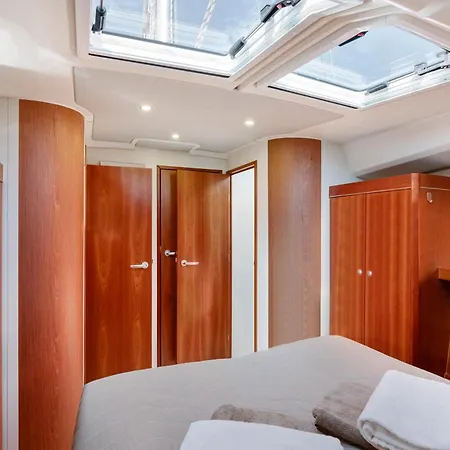 Sailboat Hanse 455 Ботель