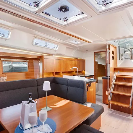 Ботель Sailboat Hanse 455